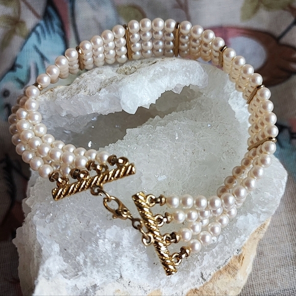 Quadruple Strand 4 Rows of Creamy Faux Pearl Bracelets Gold Tone Vintage EUC - Picture 1 of 7